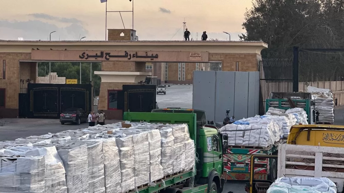 الهلال الأحمر المصرى يدفع بعشرات الشاحنات إلى غزة