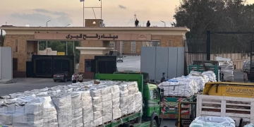 الهلال الأحمر المصرى يدفع بعشرات الشاحنات إلى غزة