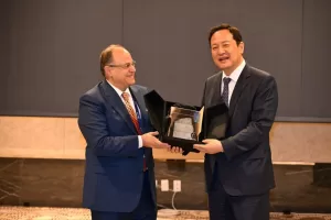 رئيس هيئة الدواء المصرية : لقاءات ثنائية مع كبرى المؤسسات الدوائية الكورية واستعرض فرص الاستثمار في القطاع الدوائي 21 - جريدة المساء