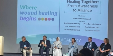 رئيس هيئة الاعتماد يستعرض التجربة المصرية في علاج الجروح بمؤتمر دولي بإيطاليا 2 - جريدة المساء رئيس هيئة الاعتماد يستعرض التجربة المصرية في علاج الجروح بمؤتمر دولي بإيطاليا 1 - جريدة المساء