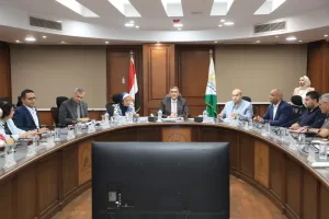 محافظ الجيزة يناقش المخططات العامة لتطوير منطقة عزبة الصفيح بأبو رواش 5 - جريدة المساء