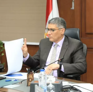 محافظ الجيزة يناقش المخططات العامة لتطوير منطقة عزبة الصفيح بأبو رواش 13 - جريدة المساء
