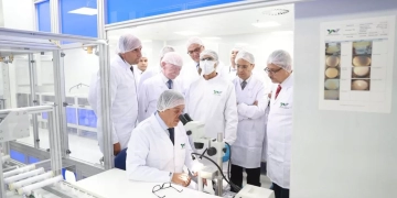 د. خالد عبدالغفار يشهد التشغيل التجريبي لخط إنتاج فلاتر الغسيل الكلوي بمصنع "وادى النيل إشتيو" 2 - جريدة المساء د. خالد عبدالغفار يشهد التشغيل التجريبي لخط إنتاج فلاتر الغسيل الكلوي بمصنع "وادى النيل إشتيو" 1 - جريدة المساء