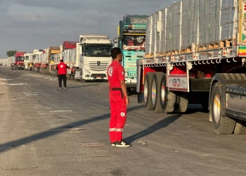 الهلال الأحمر المصرى يدفع لشاحنات المساعدات إلى غزة