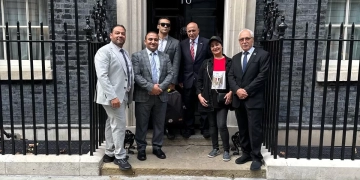 بيت العائلة المصرية في لندن يقدمون عريضه احتجاج لرئيس وزراء بريطانيا 1 - جريدة المساء