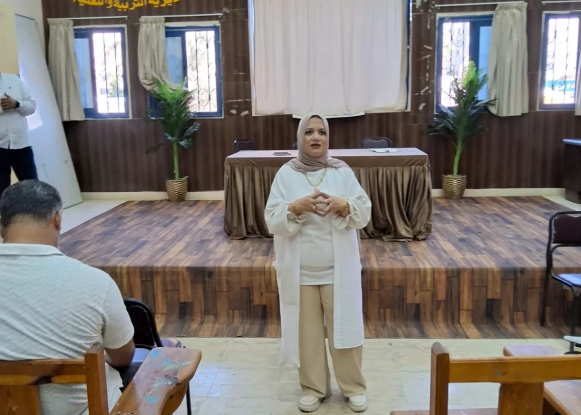 وكيل وزارة تعليم مطروح تؤكد علي ضرورة العمل المؤسسى وفق  منظومة متكاملة  لكافة العاملين بالمدرسة   17 - جريدة المساء