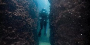 ..ومازال التاريخ يبوح بأسرار مصر العظيمة .. العثور على ميناء بحرى كبير .. تحت مياه "المتوسط"بالإسكندرية نتائج البحث كشفت ابتعاد خط الساحل القديم 4 كيلومترات عن الكورنيش الحالى 1 - جريدة المساء