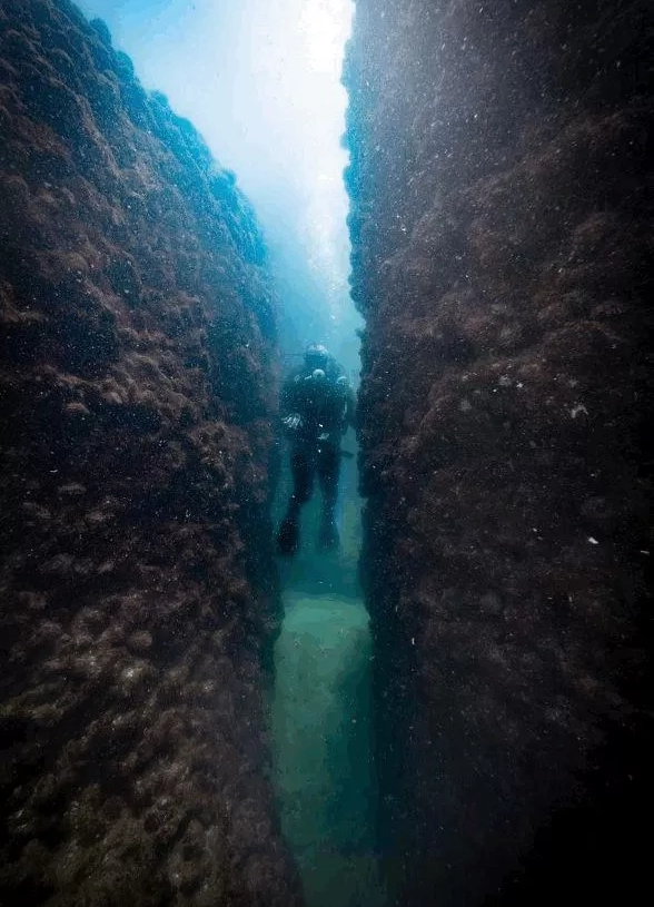 ..ومازال التاريخ يبوح بأسرار مصر العظيمة .. العثور على ميناء بحرى كبير .. تحت مياه "المتوسط"بالإسكندرية نتائج البحث كشفت ابتعاد خط الساحل القديم 4 كيلومترات عن الكورنيش الحالى 19 - جريدة المساء