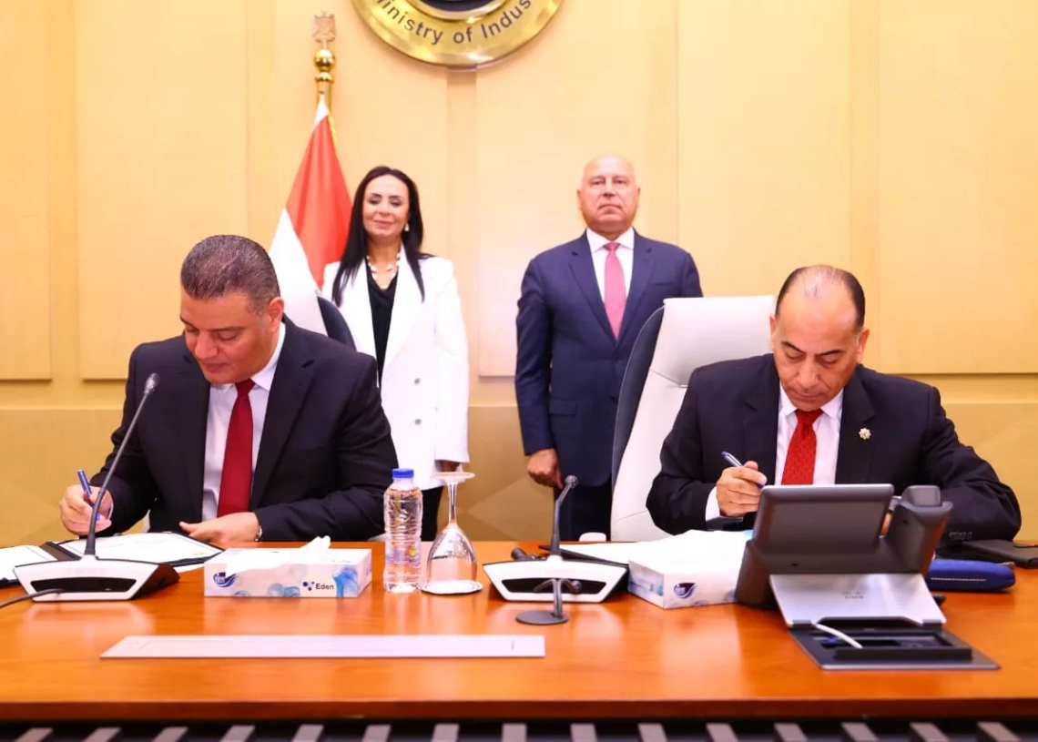 "الصناعة" و"التضامن" توقعان بروتوكول تعاون لرعاية المسنين المحالين للتقاعد 19 - جريدة المساء