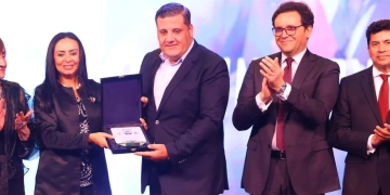 تكريم مصطفى زمزم في الملتقى الدولي لفنون ذوي القدرات الخاصة 1 - جريدة المساء