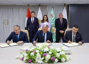 وزيرا الزراعة والتنمية المحلية ومحافظ الوادي الجديد يشهدون توقيع بروتوكول لإنشاء أول مركز متكامل لانتاج الحرير الطبيعي بمدينة الخارجة 17 - جريدة المساء