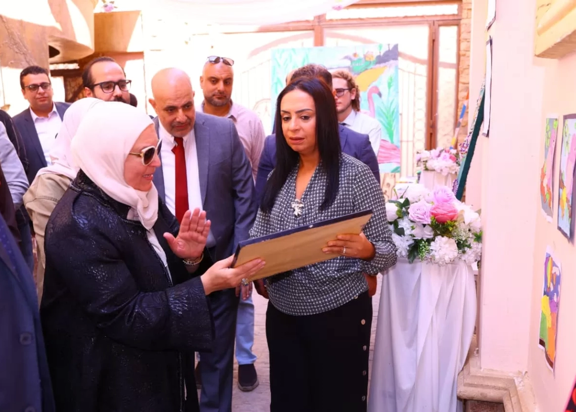 "مايا مرسى" تفتتح معرضًا فنيًا لإبداعات كبار السن احتفالًا باليوم العالمي لألزهايمر 19 - جريدة المساء