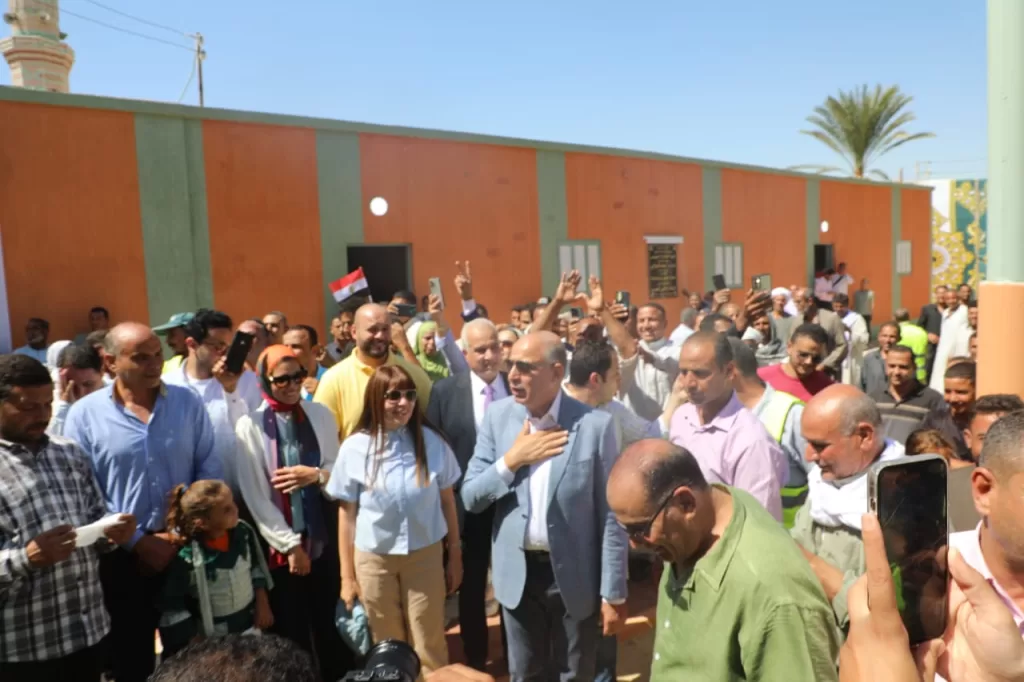 عيد في طرفا.. محافظ المنيا يسلم المنازل والمشروعات وسط زغاريد وأغاني وطنية 25 - جريدة المساء