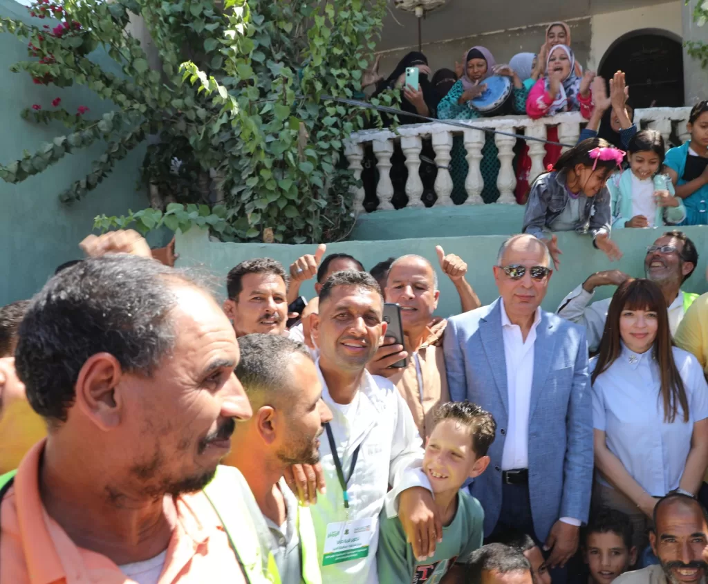 عيد في طرفا.. محافظ المنيا يسلم المنازل والمشروعات وسط زغاريد وأغاني وطنية 21 - جريدة المساء