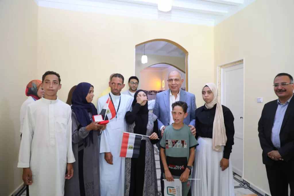 عيد في طرفا.. محافظ المنيا يسلم المنازل والمشروعات وسط زغاريد وأغاني وطنية 19 - جريدة المساء