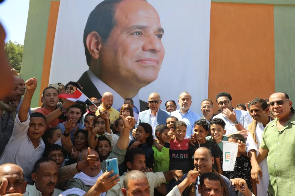 عيد في طرفا.. محافظ المنيا يسلم المنازل والمشروعات وسط زغاريد وأغاني وطنية 17 - جريدة المساء