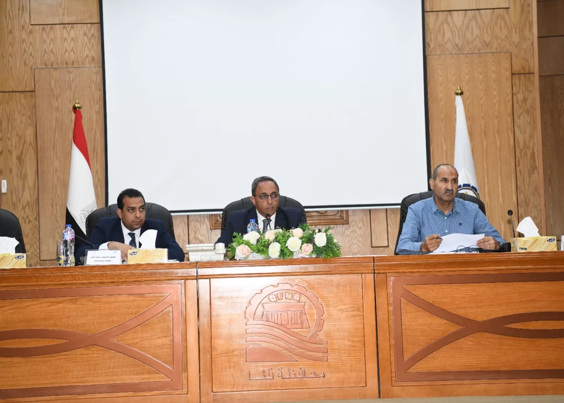 محافظ قنا يوجه بسرعة إنهاء ملفات التقنين والتعامل بمرونة مع المواطنين غير القادرين 19 - جريدة المساء