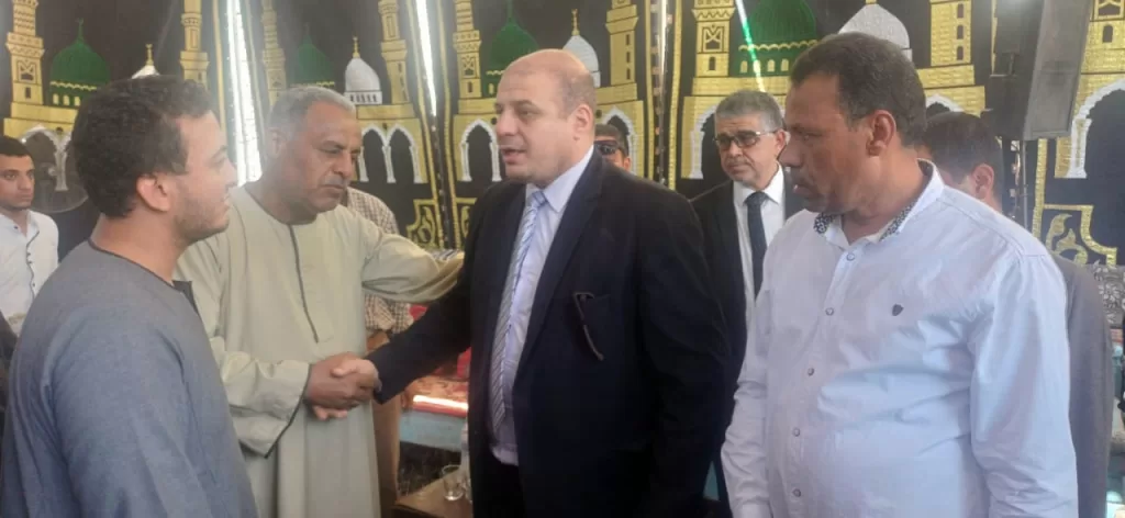 وكيل تعليم قنا يقدم العزاء في وفاة مدير مدرسة الشهيد محمد علي أحمد ويؤكد دعم أسرته 49 - جريدة المساء