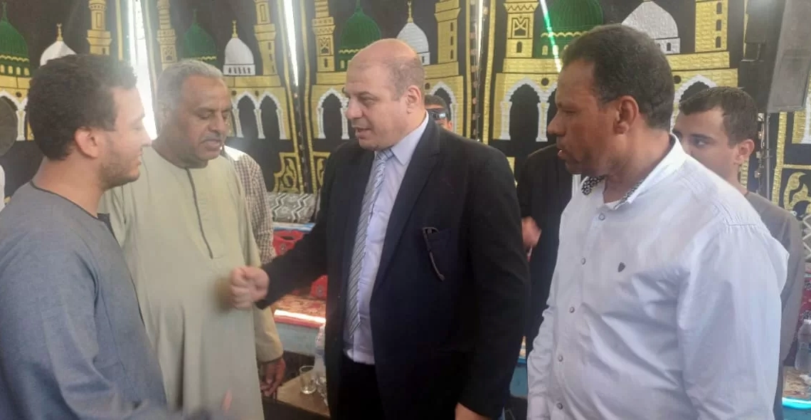 وكيل تعليم قنا يقدم العزاء في وفاة مدير مدرسة الشهيد محمد علي أحمد ويؤكد دعم أسرته 19 - جريدة المساء