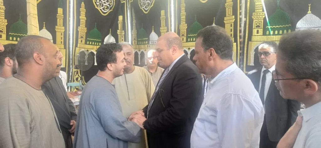 وكيل تعليم قنا يقدم العزاء في وفاة مدير مدرسة الشهيد محمد علي أحمد ويؤكد دعم أسرته 51 - جريدة المساء
