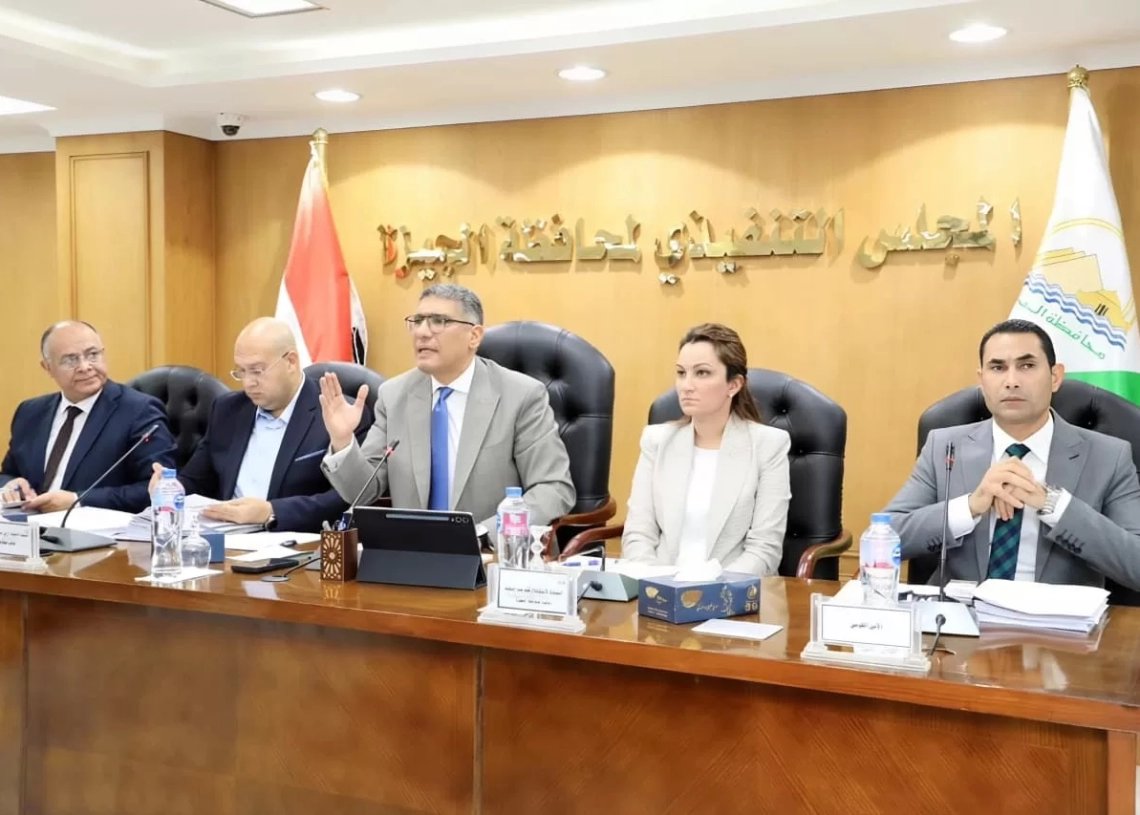 محافظ الجيزة يتحدث إلي رؤساء الأحياء والمراكز