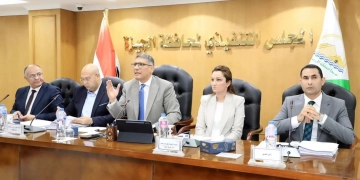 محافظ الجيزة يتحدث إلي رؤساء الأحياء والمراكز