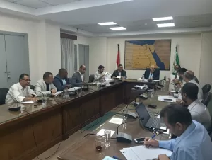 نائب محافظ الجيزة يعقد اجتماعا لمتابعة تشغيل الأسواق الحضارية ومواقف السرفيس بالصف وأطفيح 41 - جريدة المساء