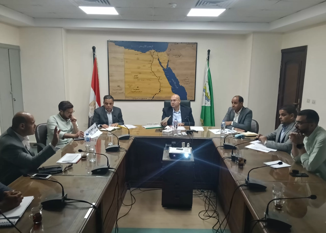 نائب محافظ الجيزة يعقد اجتماعا لمتابعة تشغيل الأسواق الحضارية ومواقف السرفيس بالصف وأطفيح 37 - جريدة المساء