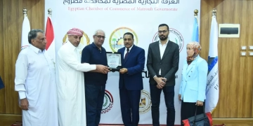 محافظ مطروح يتفقد قافلة مؤسسة سبق الخيرية  الطبية المجانية 1 - جريدة المساء