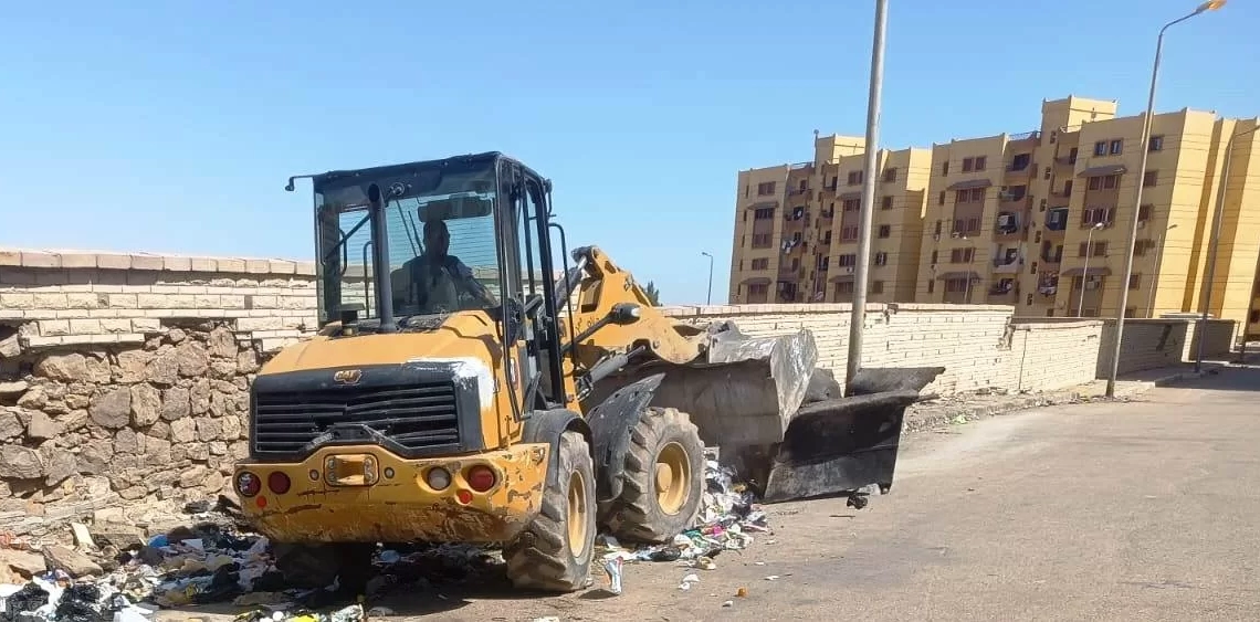 حملات لرفع الإشغالات وتنفيذ أعمال النظافة العامة بأحياء المحمودية والصداقة الجديدة 19 - جريدة المساء