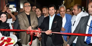 وزير الشباب والرياضة ومحافظ الجيزة يفتتحان مجمع حمامات السباحة بمركز التنمية الشبابية بالشيخ زايد 1 - جريدة المساء