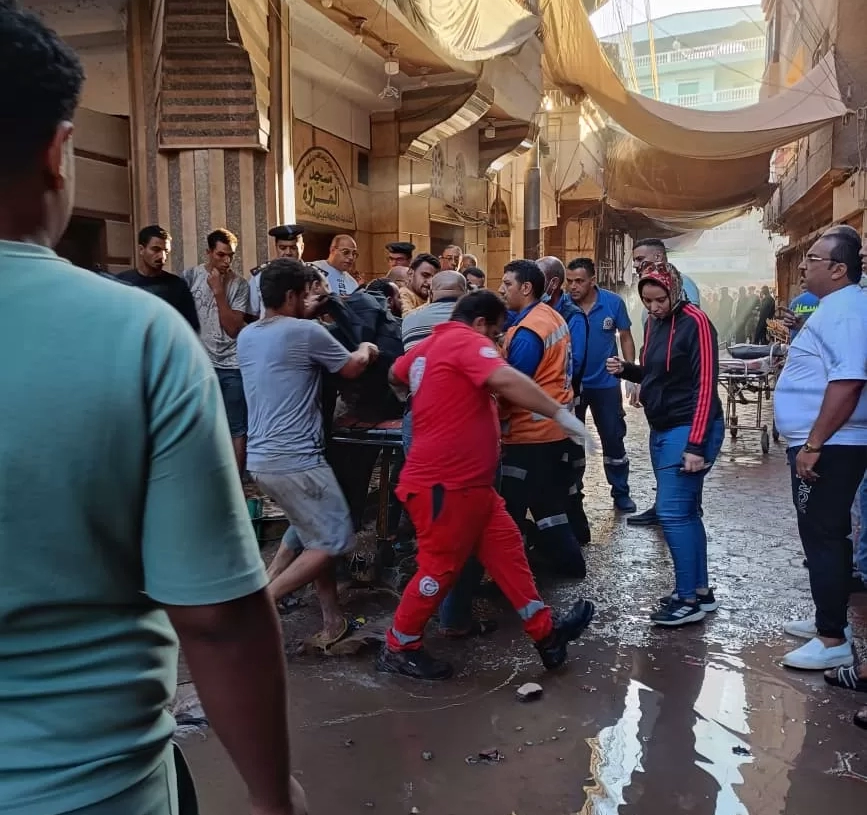 فرق الهلال الأحمر تهرع لمساندة جهود الإنقاذ بحريق مصنع المحلة 20 - جريدة المساء فرق الهلال الأحمر تهرع لمساندة جهود الإنقاذ بحريق مصنع المحلة 19 - جريدة المساء