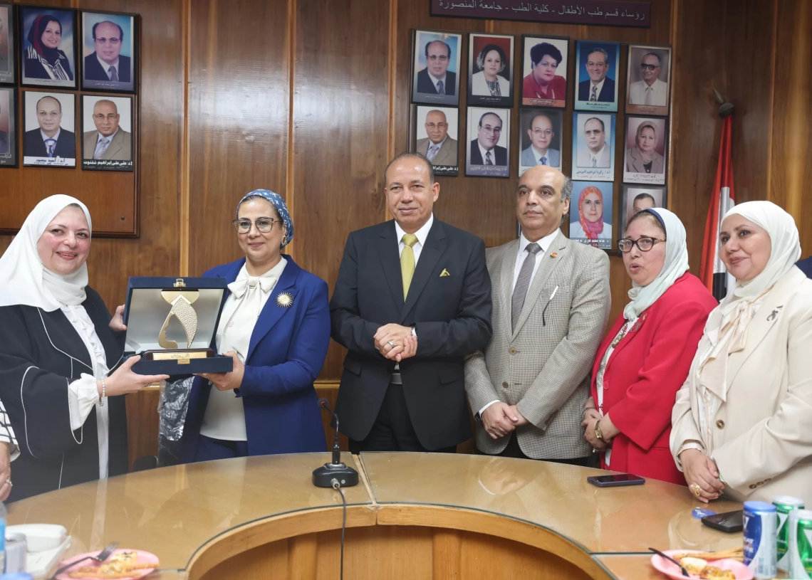 خلال زيارتها لمحافظة الدقهلية: المستشارة أمل عمار ووفد المجلس يتفقدون وحدة مناهضة العنف ضد المرأة ووحدة المرأة الآمنة بجامعة المنصورة ومستشفى الأطفال الجامعي 17 - جريدة المساء