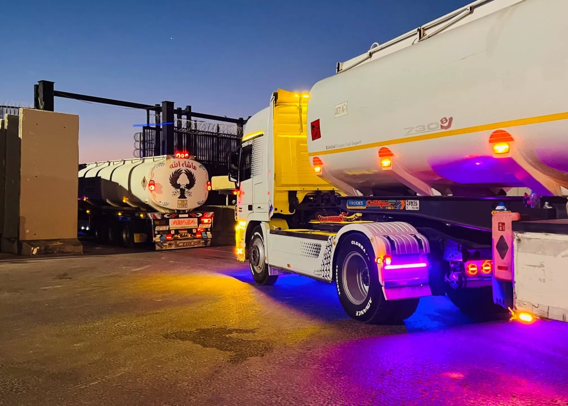 الهلال الأحمر يدخل 160 ألف سلة غذائية وأطنان من الدقيق والسولار إلى غزة 18 - جريدة المساء الهلال الأحمر المصرى يدفع بشاحنات الوقود إلى غزة