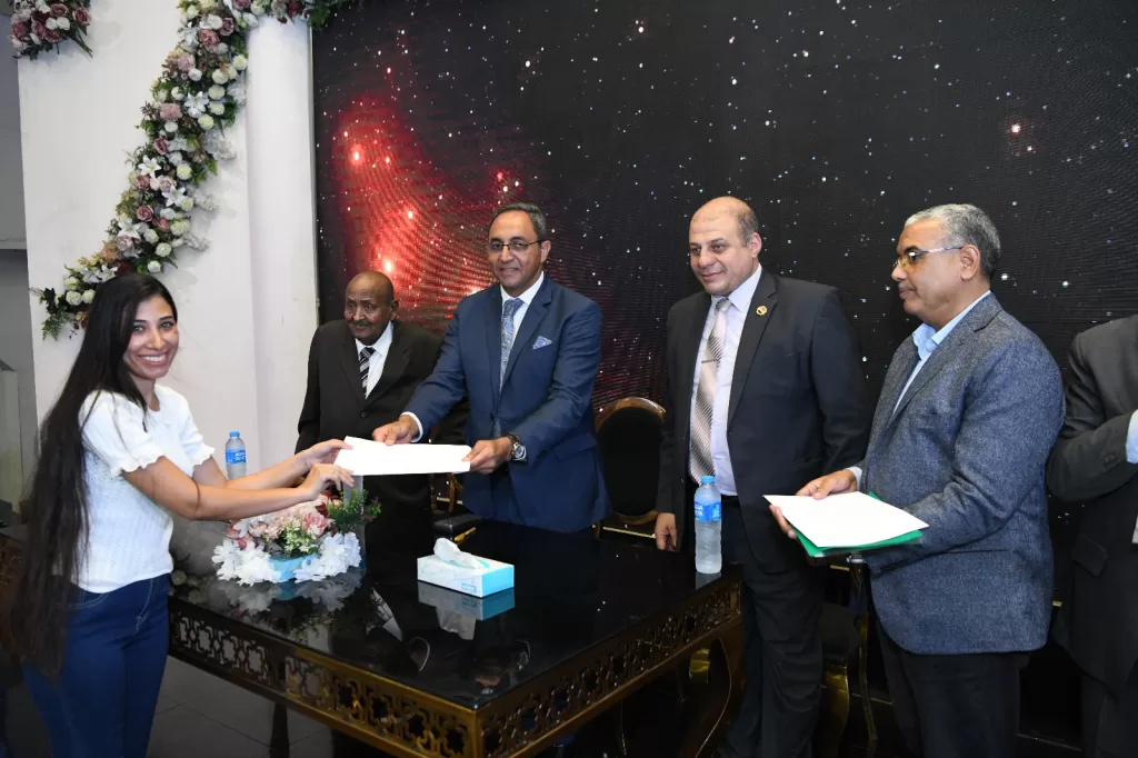 محافظ قنا يسلم عقود تعيين 733 معلماً مساعداً ضمن مسابقة 30 ألف معلم 22 - جريدة المساء