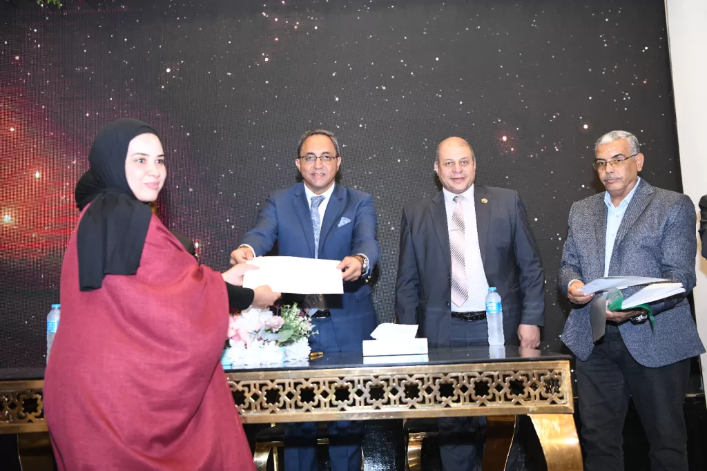 محافظ قنا يسلم عقود تعيين 733 معلماً مساعداً ضمن مسابقة 30 ألف معلم 28 - جريدة المساء