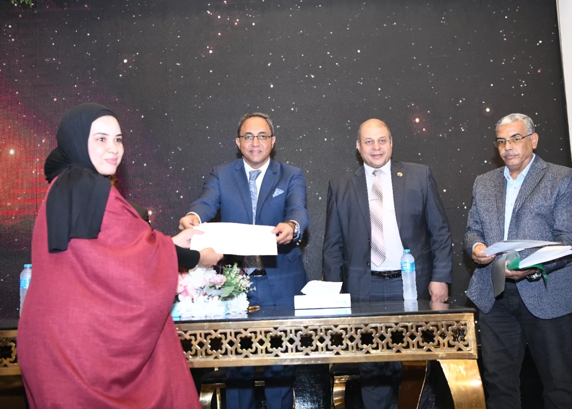 محافظ قنا يسلم عقود تعيين 733 معلماً مساعداً ضمن مسابقة 30 ألف معلم 18 - جريدة المساء