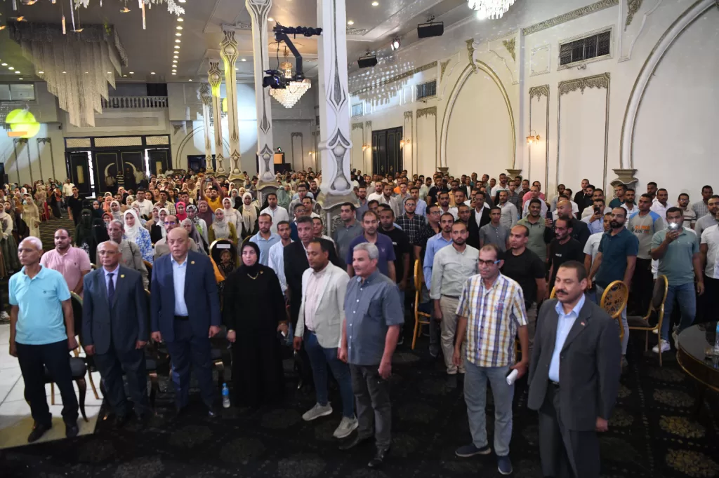 محافظ قنا يسلم عقود تعيين 733 معلماً مساعداً ضمن مسابقة 30 ألف معلم 30 - جريدة المساء