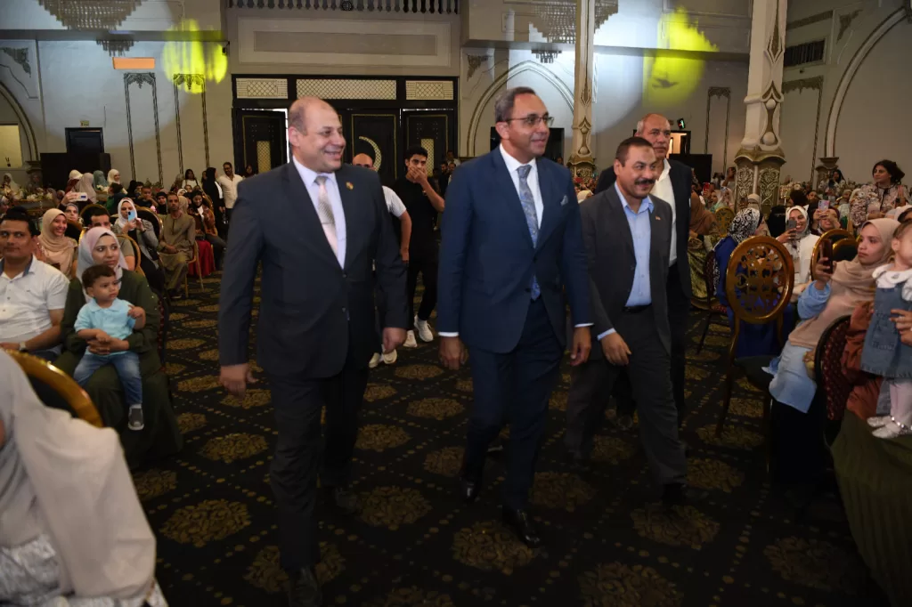 محافظ قنا يسلم عقود تعيين 733 معلماً مساعداً ضمن مسابقة 30 ألف معلم 32 - جريدة المساء