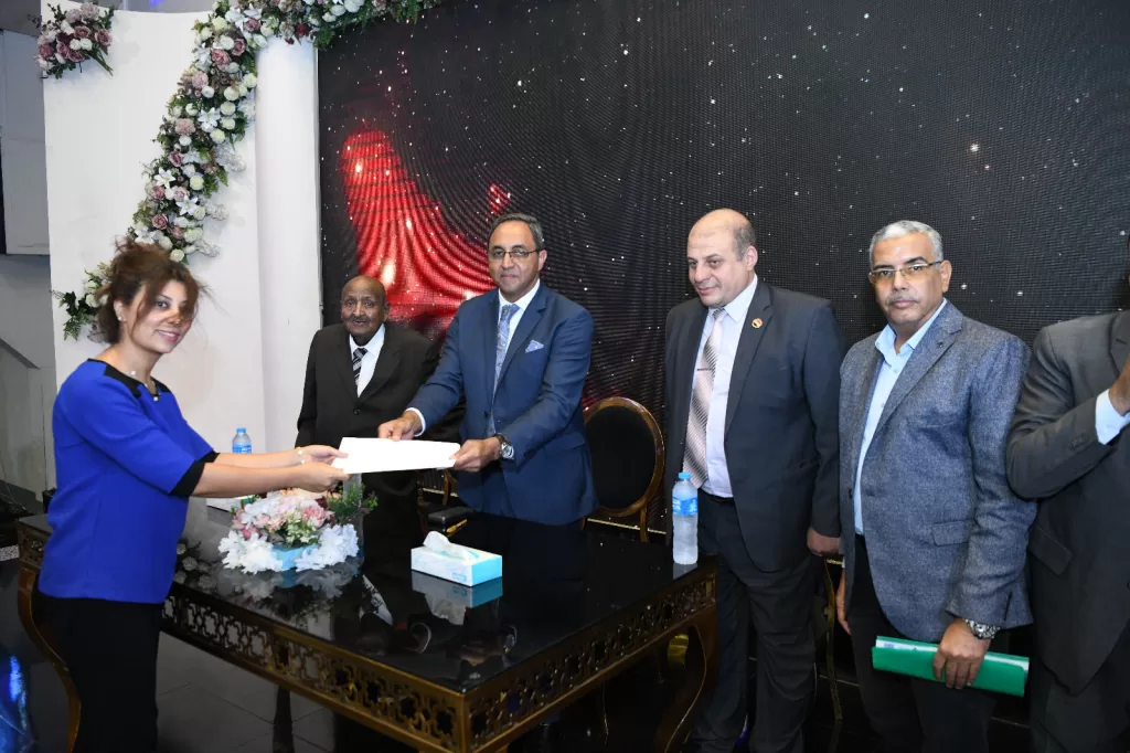 محافظ قنا يسلم عقود تعيين 733 معلماً مساعداً ضمن مسابقة 30 ألف معلم 24 - جريدة المساء