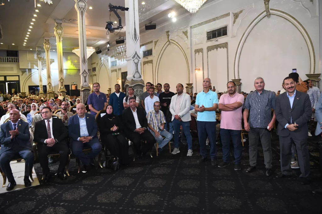 محافظ قنا يسلم عقود تعيين 733 معلماً مساعداً ضمن مسابقة 30 ألف معلم 34 - جريدة المساء