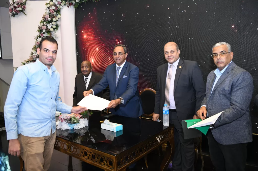 محافظ قنا يسلم عقود تعيين 733 معلماً مساعداً ضمن مسابقة 30 ألف معلم 26 - جريدة المساء