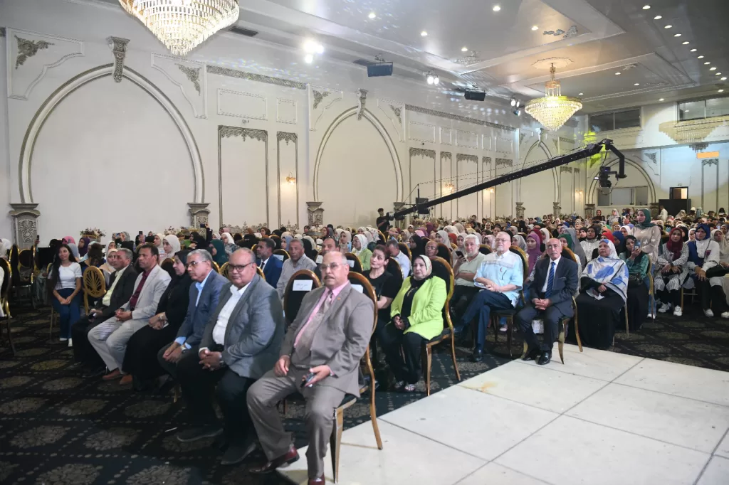 محافظ قنا يسلم عقود تعيين 733 معلماً مساعداً ضمن مسابقة 30 ألف معلم 40 - جريدة المساء