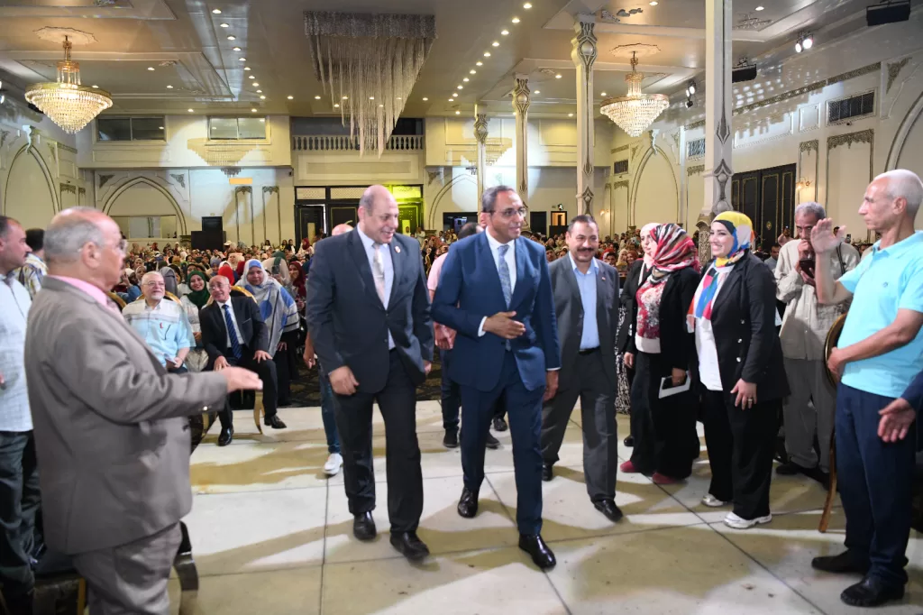 محافظ قنا يسلم عقود تعيين 733 معلماً مساعداً ضمن مسابقة 30 ألف معلم 42 - جريدة المساء