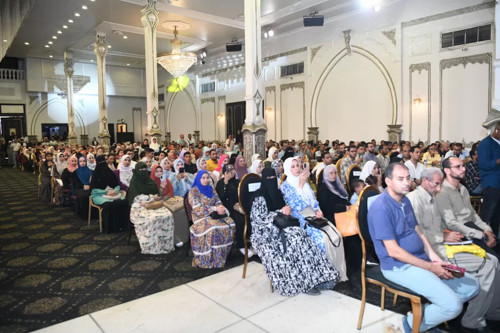 محافظ قنا يسلم عقود تعيين 733 معلماً مساعداً ضمن مسابقة 30 ألف معلم 46 - جريدة المساء