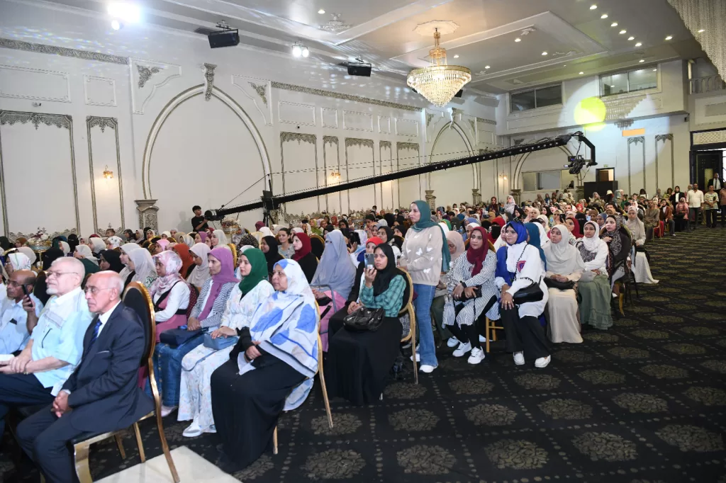 محافظ قنا يسلم عقود تعيين 733 معلماً مساعداً ضمن مسابقة 30 ألف معلم 52 - جريدة المساء