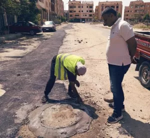 رئيس جهاز الشروق يواجه “مصايد الموت” ويستبدل أغطية البالوعات فورًا 29 - جريدة المساء