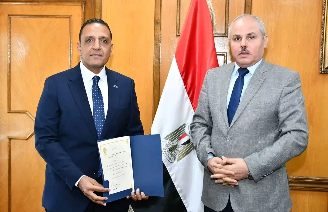 د. أحمد عزمي عميدا لكلية التجارة بجامعة القناة 19 - جريدة المساء