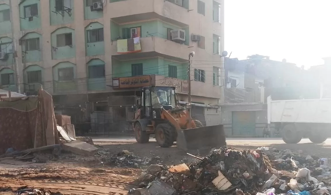 رفع 400 طن من القمامة والمخلفات بشارع السماد بحى شرق مدينة اسوان 15 - جريدة المساء
