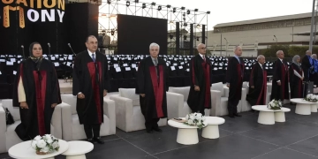 وزير التعليم العالي يشهدحفل تخرج الدفعة 71 بهندسة عين شمس 2 - جريدة المساء وزير التعليم العالي يشهدحفل تخرج الدفعة 71 بهندسة عين شمس 1 - جريدة المساء